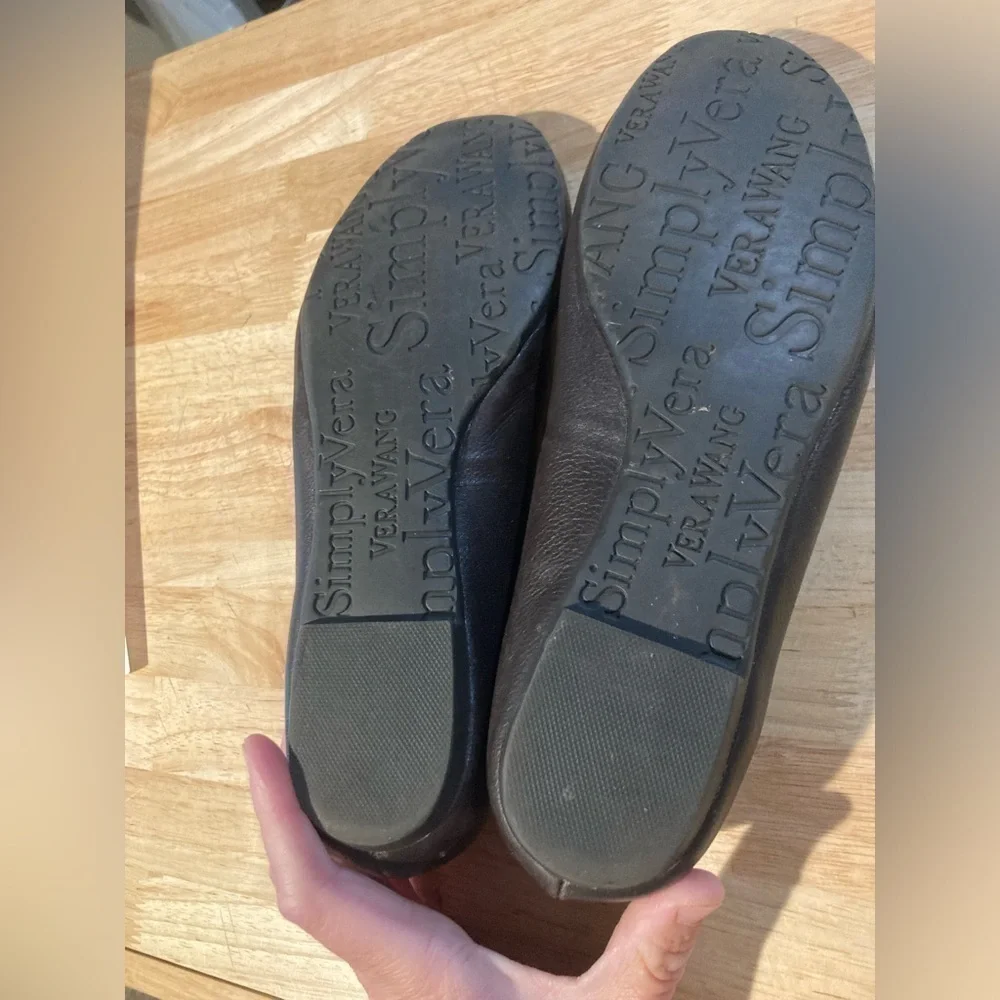 Simply Vera Wang flats in size 8 M. In great condition 🌺